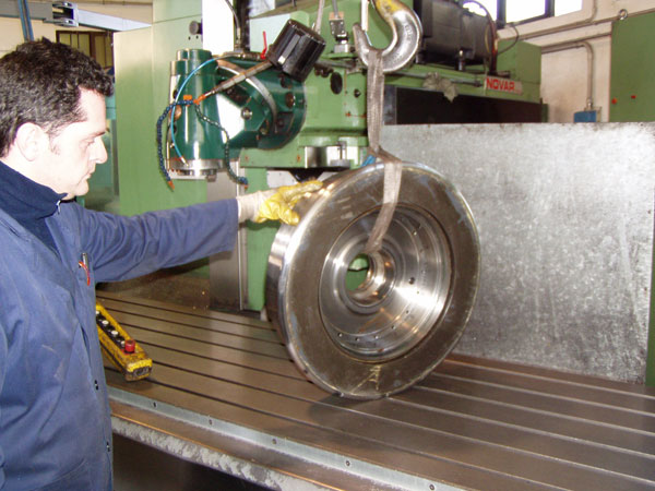 Fase di lavoro: ruota del carrello ferroviario